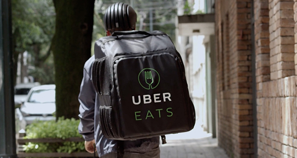 Repartidor de UberEats con mochila de marca