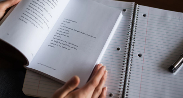 Joven leyendo y estudiando para un examen de inglés