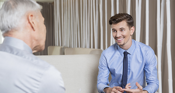 Hombre sonriendo en entrevista de trabajo