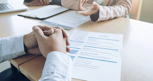Personas en entrevista de trabajo