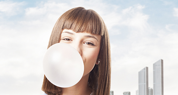 Muer mascando chicle