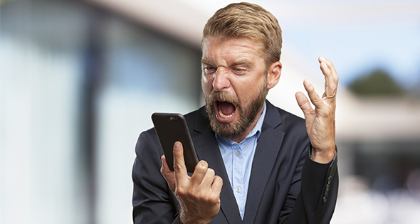hombre gritando al teléfono