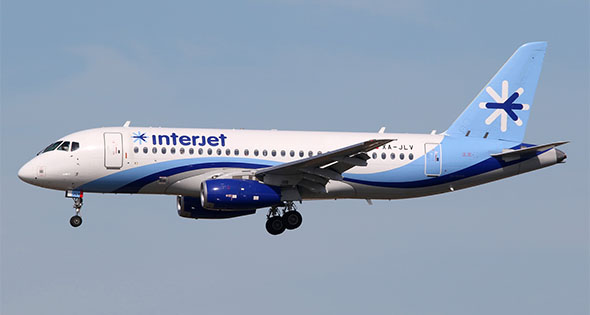 Avión interjet en el aire