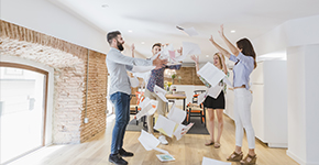 Personas felices en la oficina