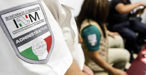 Agente de Migración uniformado