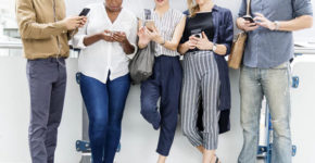 gente usando teléfonos móviles