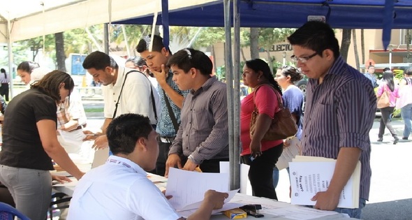 Jóvenes buscando empleo