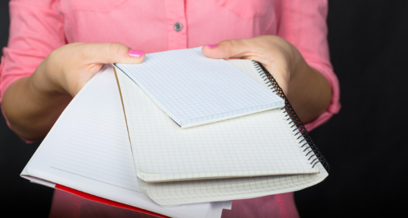 persona entregando documentos