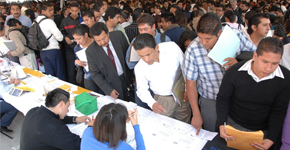 Gente en Feria de Empleo