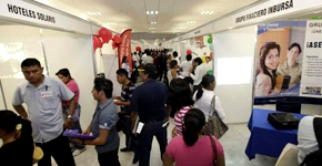 Gente caminando por una feria de empleo